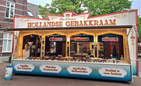 Foto van de Biestemarkt in Grafhorst met kraampjes en publiek