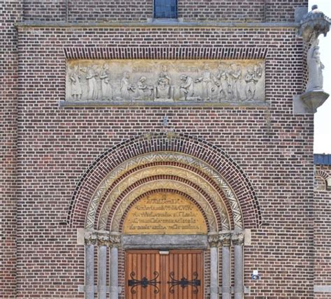 Detail van de Romaanse tufstenen noordmuur met rondboogfriezen