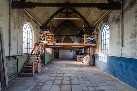 Interieur van de kerk in gebruik als atelier