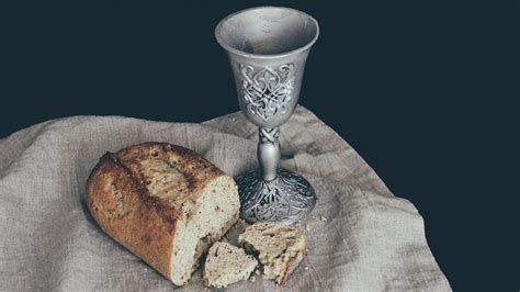 Schema met de belangrijkste theologische verschillen tussen de Rooms-Katholieke Eucharistie en het Protestantse Avondmaal, met focus op transsubstantiatie versus symbolische aanwezigheid.