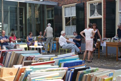 Een sfeervolle foto van een boekenkraam met een breed scala aan boeken.