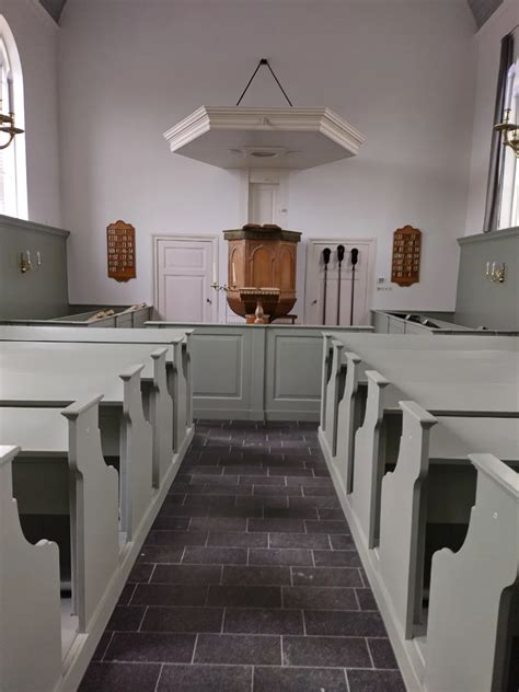 Tekening van de hervormde kerk van Oosterwijk met de naastgelegen pastorie