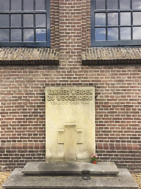 Gedenksteen bij de kerk in Oud-Loosdrecht