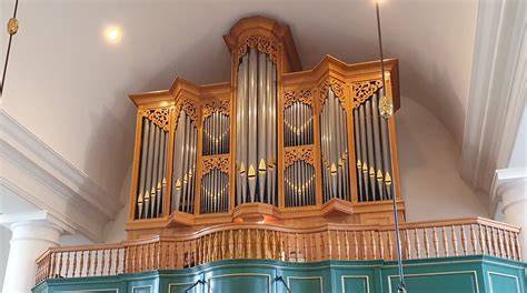 Gezicht op het Blank-orgel in de Ned. Hervormde Kerk te Wijk, met zichtbare balgen en klavieren.