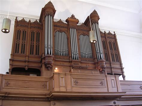 Foyer van het Cavaillé-Coll orgel in de Waalse Kerk, met het neogotische front en de vrijstaande speeltafel.