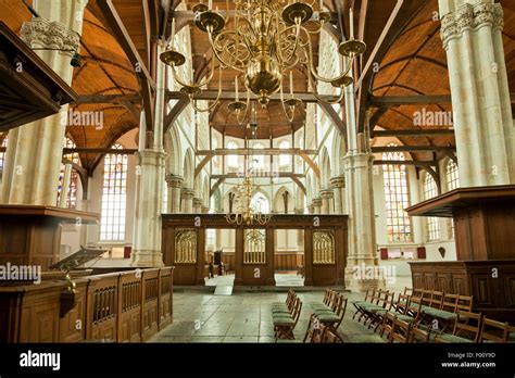 Interieur van de oude kerk in Mijdrecht in 1918, kort voor de sloop.