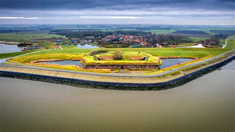 de kerk van Ellewoutsdijk met de kenmerkende dakruiter