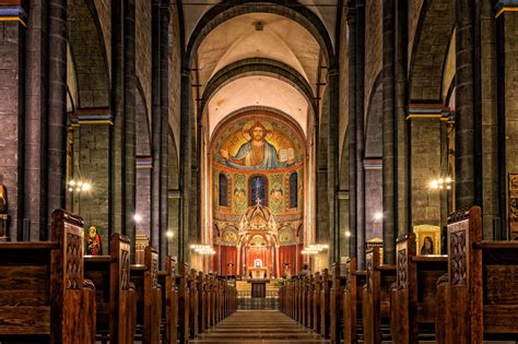 Interieur van een kerkgebouw dat mogelijk gesloten wordt