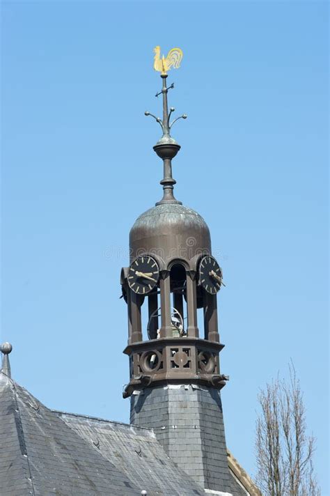 De houten geveltoren van de kerk met dakruiter en windhaan