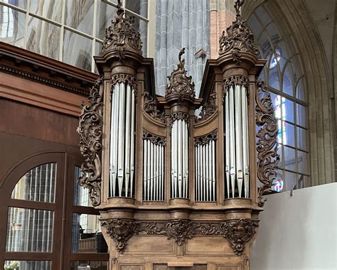 Gedetailleerde foto van het orgel, mogelijk met zichtbare pijpen