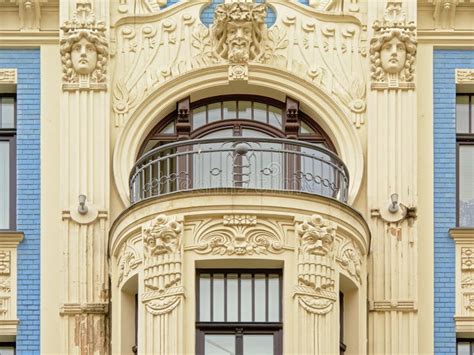 detail van de voorgevel met rondboogvensters en pinakels