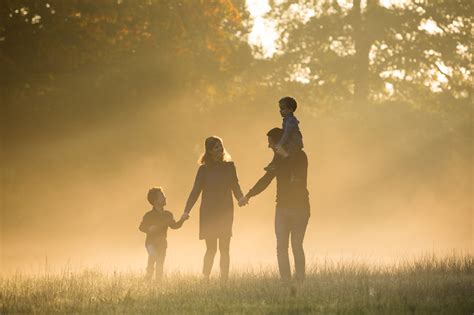 Foto van een ingerichte pastorie of een gezin dat welkom wordt geheten.
