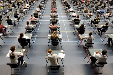 Infographic die de weging van schoolexamens en centrale examens toont
