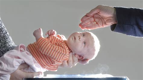 Schematische weergave van de twee doopvormen: kinderdoop en volwassenendoop