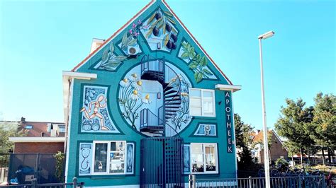 Gedetailleerde foto van een fragment van de muurschildering in de kerk van Noordbroek, die de verbinding tussen Bijbelse thema's toont.