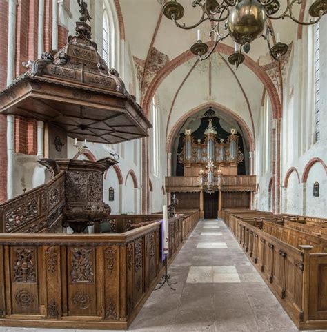 Interieurfoto van de kerk van Noordbroek met focus op het Arp Schnitgerorgel en de preekstoel.