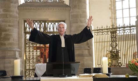 Historische afbeelding van een predikant in een Nederlandse kerk.