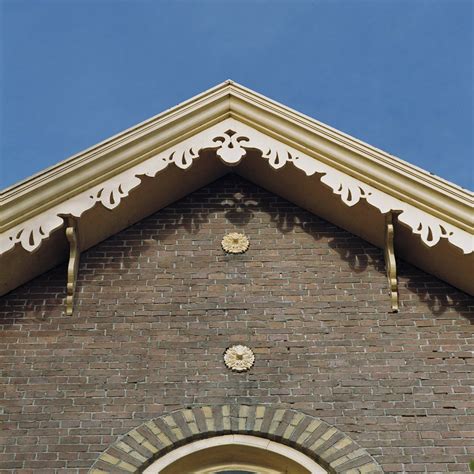 detail van de voorgevel van de Vermaning met pilasters en rozetankers