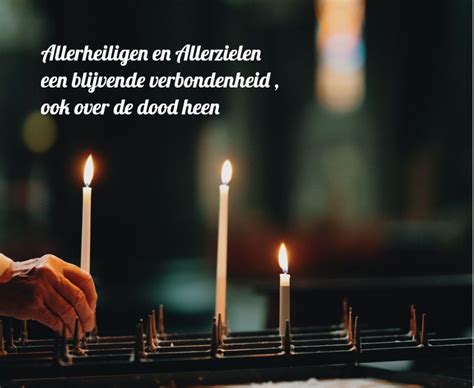 Illustratie van kaarsen en bloemen ter herdenking van Allerheiligen en Allerzielen.