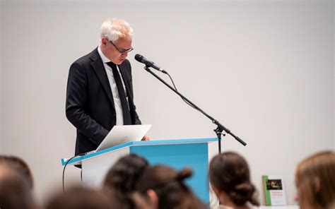 Foto van de nieuwe preses, ds. Tj. Boersma, die de synode opent
