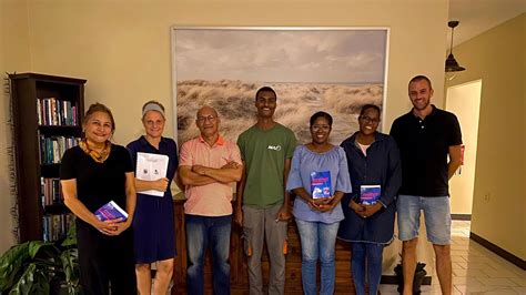 Foto's van het zendingswerk in Suriname, zoals jeugdactiviteiten of gemeentebijeenkomsten