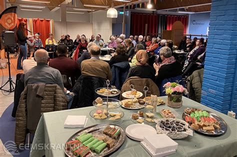 Foto van een eerdere zendingsmiddag met bezoekers en predikanten