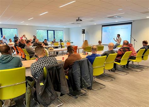 Illustratie van een vroege doperse bijeenkomst, met nadruk op de gemeenschapszin.