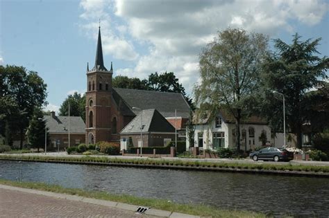 Historische foto van de Hervormde Kerk in Vroomshoop met de oorspronkelijke toren