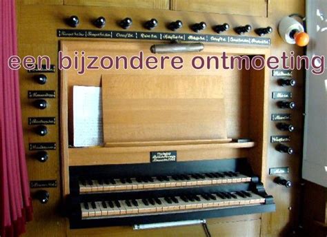 Detailfoto van de orgelbank en klavieren
