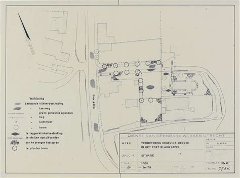 Plattegrond van het kerkterrein met parkeergelegenheid