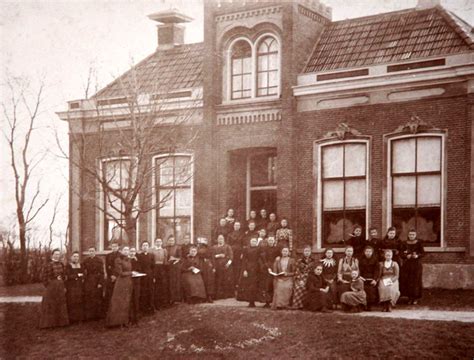Historische foto van de kostschool in Spannum, mogelijk met leerlingen of personeel.