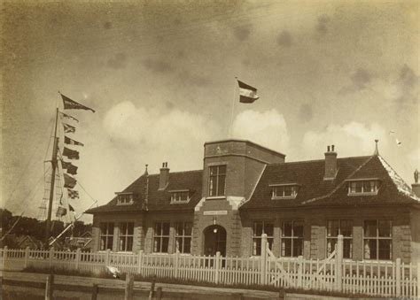 Groepsfoto met tweede van rechts Piet Lugtigheid, student aan de Zeevaartschool Texel.
