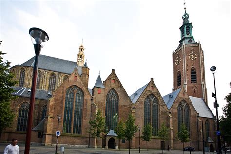 Foto van de Grote Kerk in Den Haag, waar Ds. Lugtigheid mogelijk preekte.