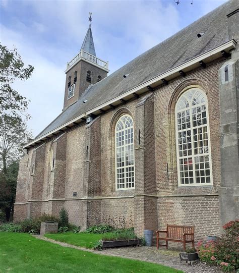 Valkkoog kerkje met klokkentoren en ingang