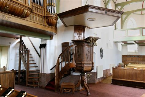 Interieur van de Hervormde Kerk Valkkoog met orgel en preekstoel