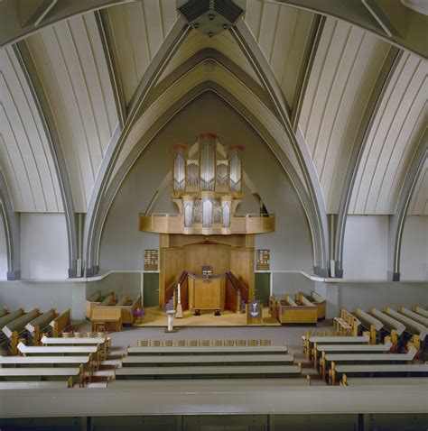 Interieur van een gereformeerde kerk met een centrale kansel