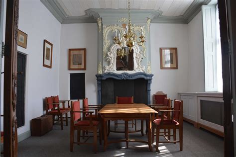 Interieur van de consistoriekamer met traditionele elementen