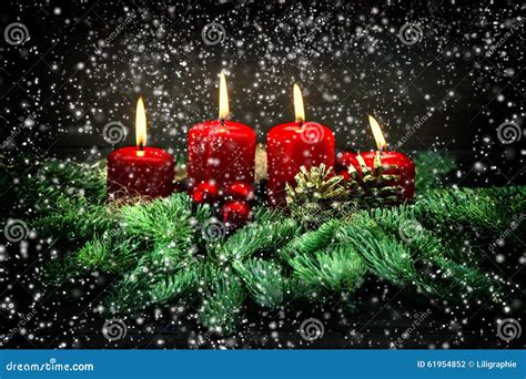 adventskrans met vier brandende kaarsen