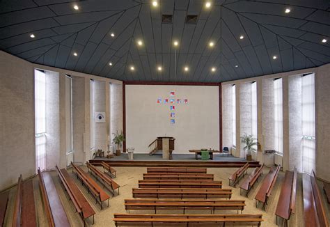 Interieur van de Gereformeerde kerk 'De Morgenster' in Papendrecht met symbolische elementen