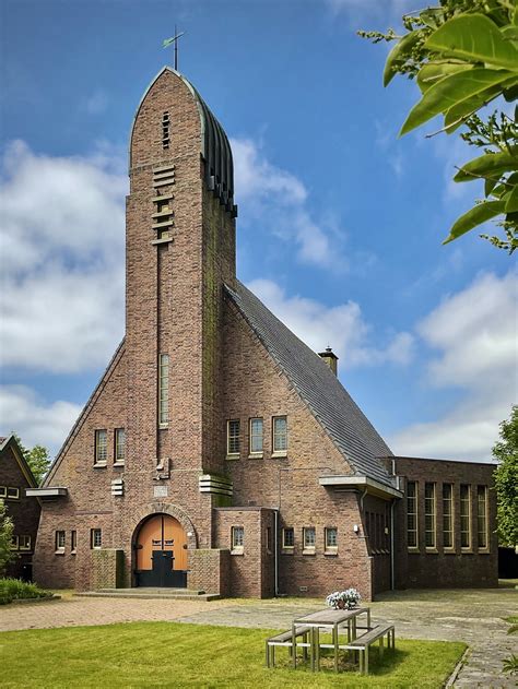 Artistieke impressie van de façade van de Hervormde kerk Onderdendam met de achtkantige dakruiter.