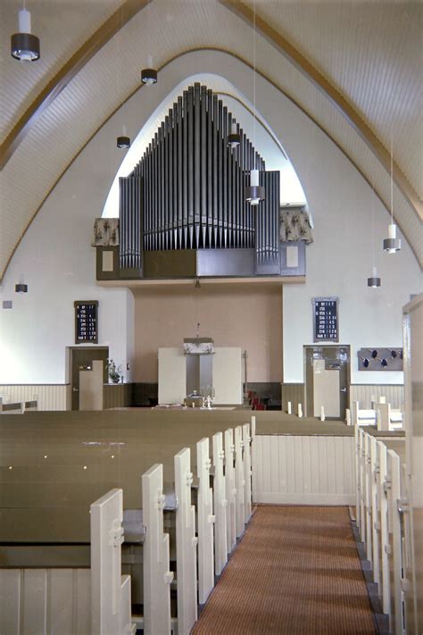 Interieur van de Hervormde kerk Onderdendam, met het Lohman orgel en waaiervormige banken.