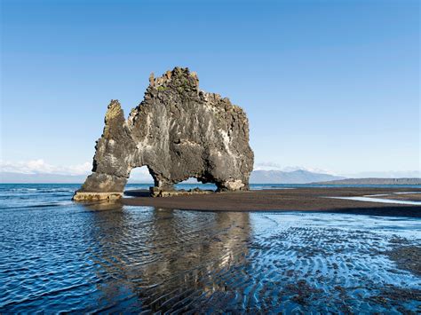 een kunstzinnige weergave van de Lorelei op een rots aan de Rijn, met een schip in de verte