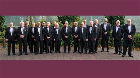 Historische foto van het Gereformeerd Drachtster Mannenkoor tijdens een repetitie of concert