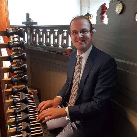 Foto van organist Jochem Schuurman achter een orgel