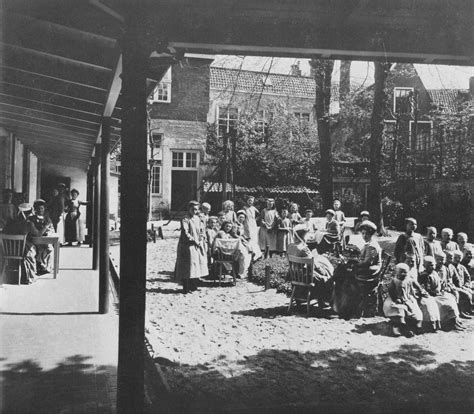 Illustratie van weeskinderen die zich melden bij een weeshuis