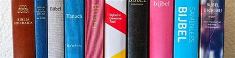 Illustratie van verschillende Bijbelvertalingen en commentaren.