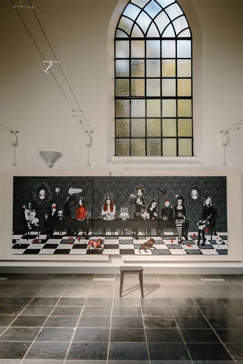 Interieur van het Koningskerkje met een kunstexpositie