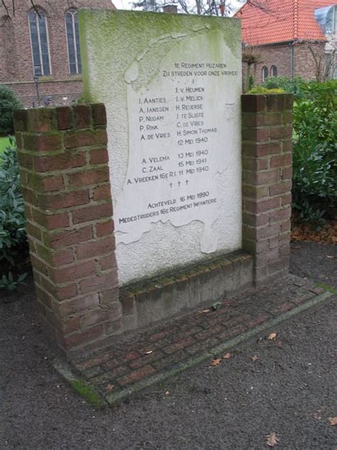 Gedenkplaat ter nagedachtenis aan oorlogsslachtoffers bij de Sint Jozefkerk.