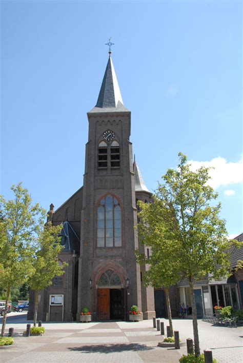 Foto van de Sint Jozefkerk in Leusden met de Mariakapel bij de ingang.