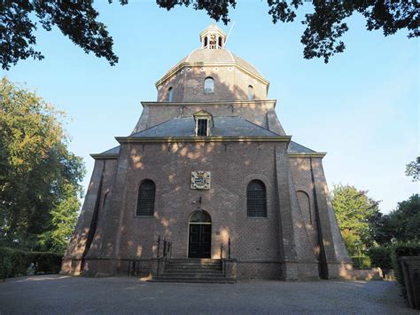 Een afbeelding van de Koepelkerk in Renswoude.